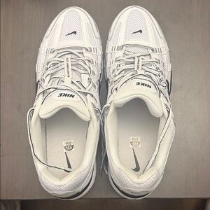 Nike Men's White and Black Athletic Shoes